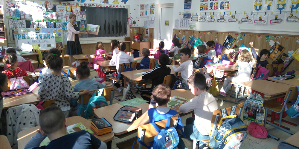 De șapte ani, Junior Achievement România aduce gratuit educația financiară în școli și licee, cu susținerea Raiffeisen Bank