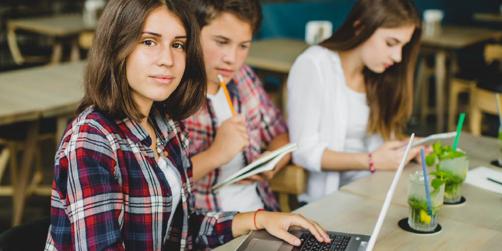 Junior Achievement în parteneriat cu Orange România susține educația digitală prin lansarea unui nou modul de “blended learning“ pentru elevi